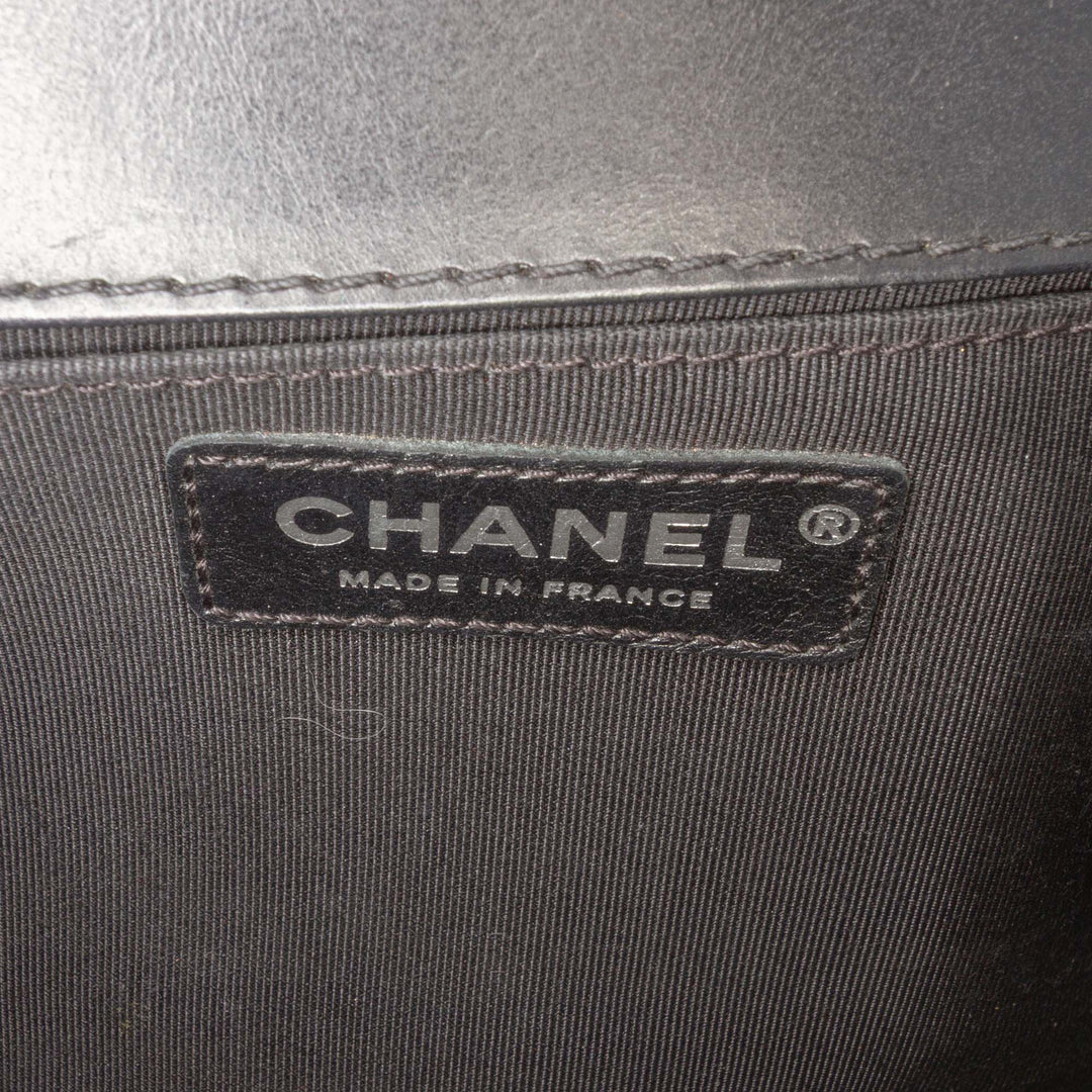 Chanel Medium Quilted Cuir de veau Whipstitch Chain Around Boy Top Handle Flap Noir – GABY PARIS Authentique