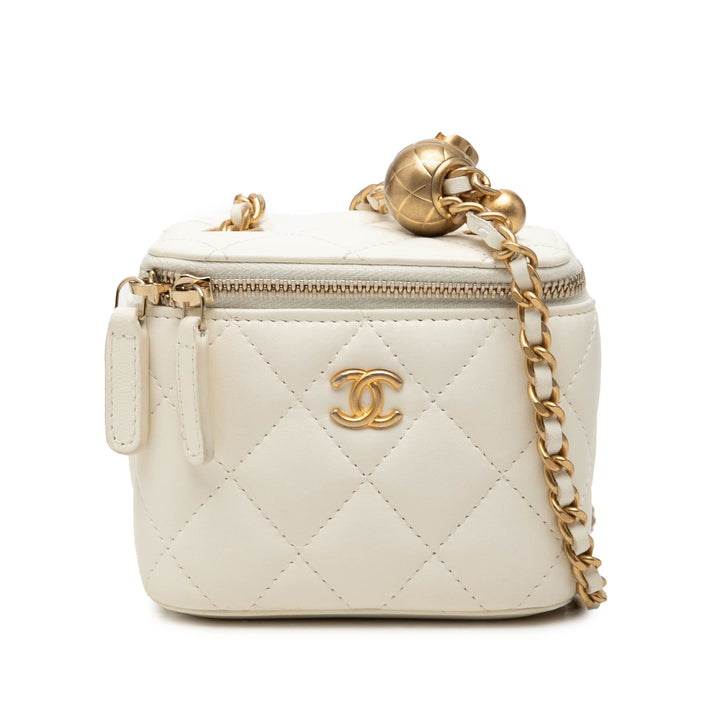 Chanel CC Matelassé Perle Crush Vanity avec chaîne Mini Cuir d'agneau Blanc – vue principale – GABY PARIS