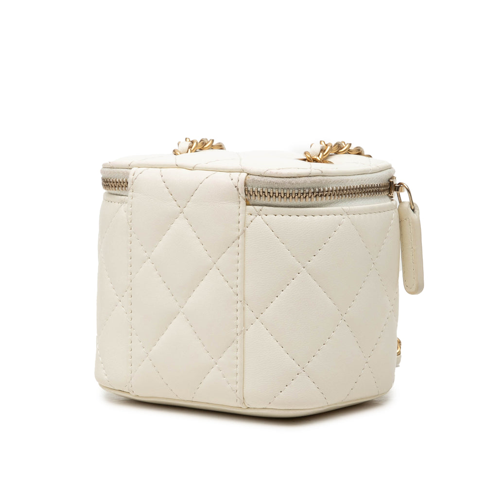 Chanel CC Matelassé Perle Crush Vanity avec chaîne Mini Cuir d'agneau Blanc – vue 2 – GABY PARIS