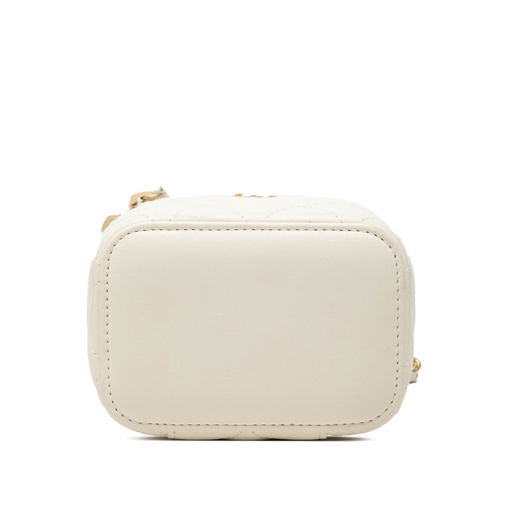 Chanel CC Matelassé Perle Crush Vanity avec chaîne Mini Cuir d'agneau Blanc – vue 3 – GABY PARIS