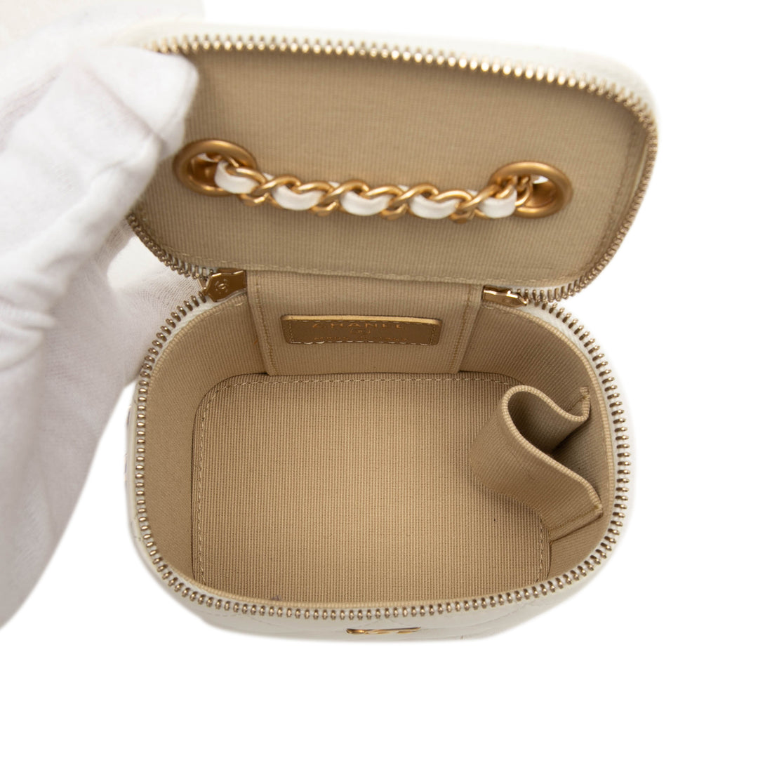 Chanel CC Matelassé Perle Crush Vanity avec chaîne Mini Cuir d'agneau Blanc – vue 4 – GABY PARIS