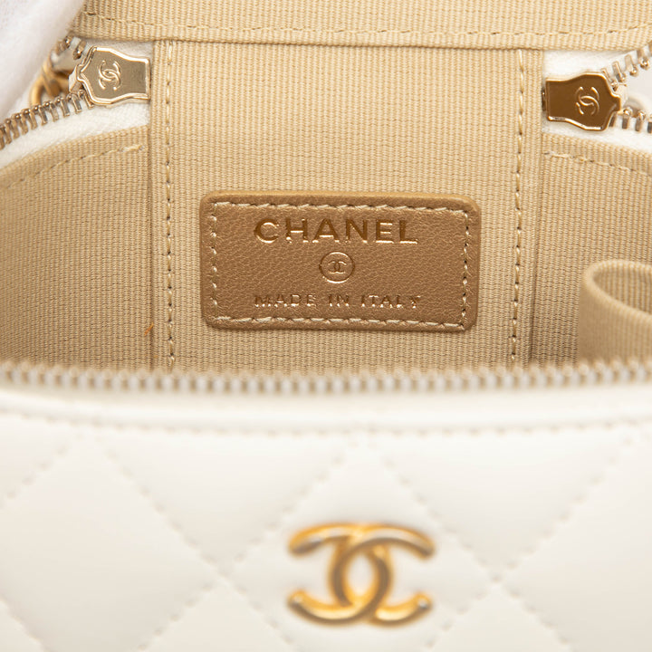 Chanel CC Matelassé Perle Crush Vanity avec chaîne Mini Cuir d'agneau Blanc – vue 5 – GABY PARIS