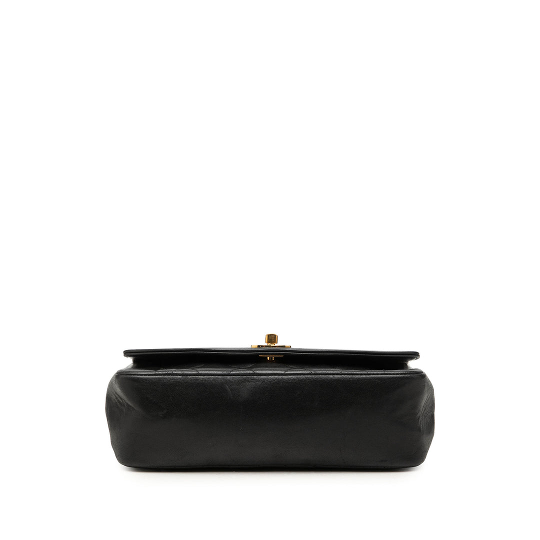 Chanel Diana à rabat Petit Cuir d'agneau Noir – vue 3 – GABY PARIS