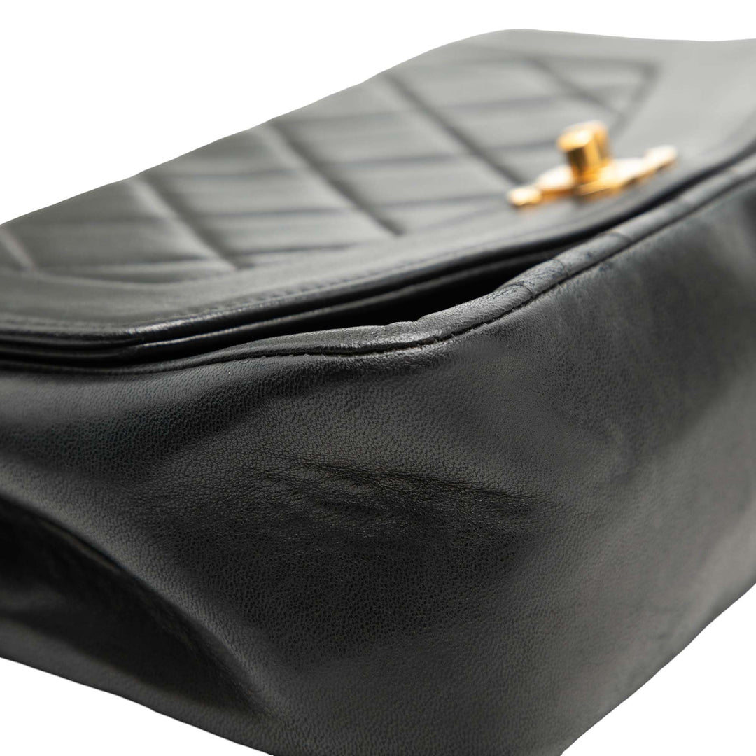 Chanel Diana à rabat Petit Cuir d'agneau Noir – vue 6 – GABY PARIS