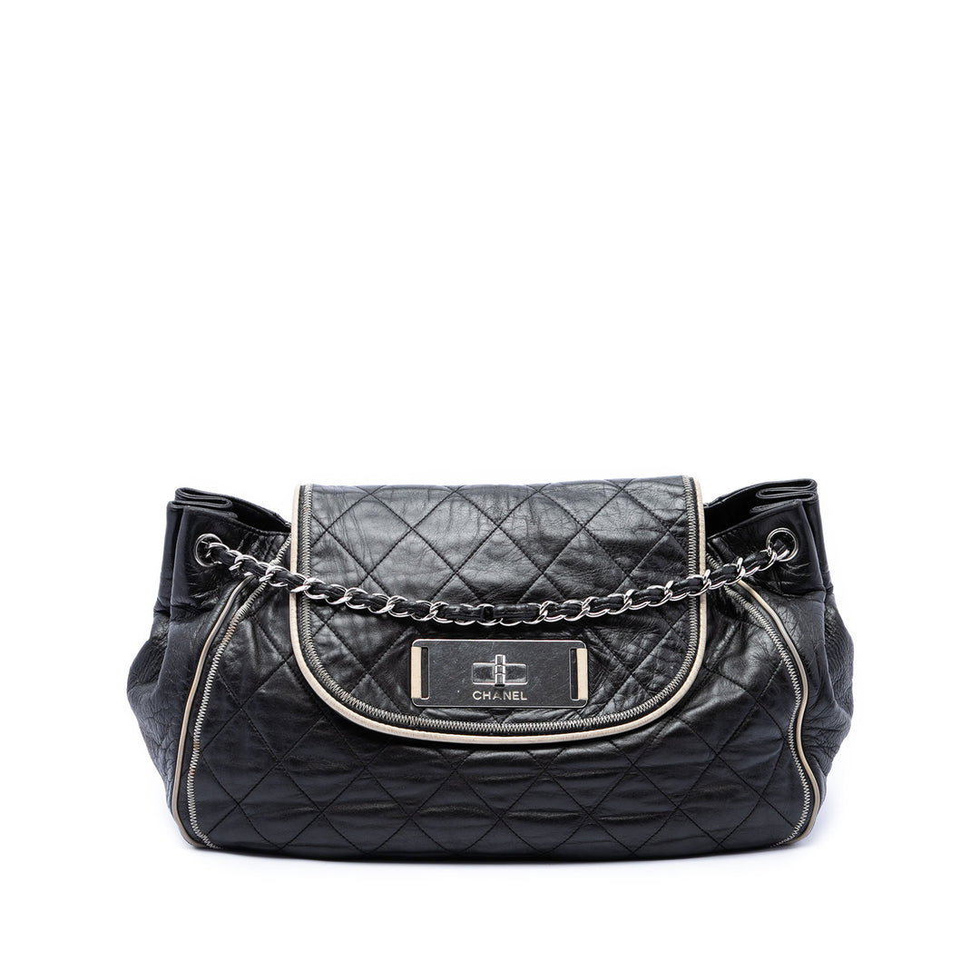 Chanel Matelassé East West Mademoiselle Accordion à rabat Cuir d'agneau Noir – vue principale – GABY PARIS