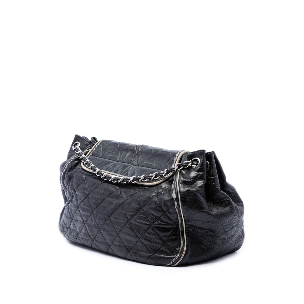 Chanel Matelassé East West Mademoiselle Accordion à rabat Cuir d'agneau Noir – vue 2 – GABY PARIS