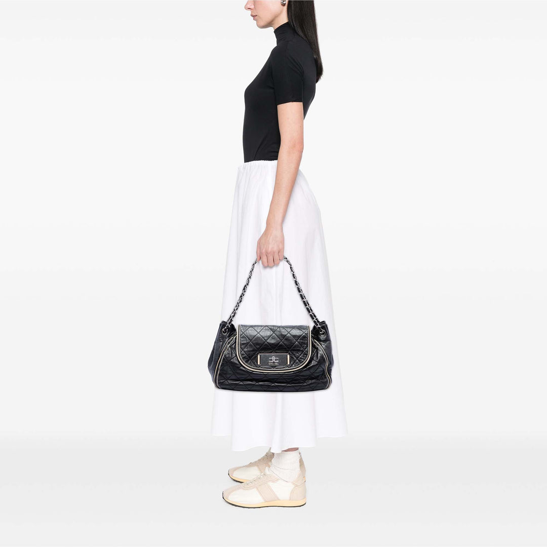 Chanel Matelassé East West Mademoiselle Accordion à rabat Cuir d'agneau Noir – vue 6 – GABY PARIS