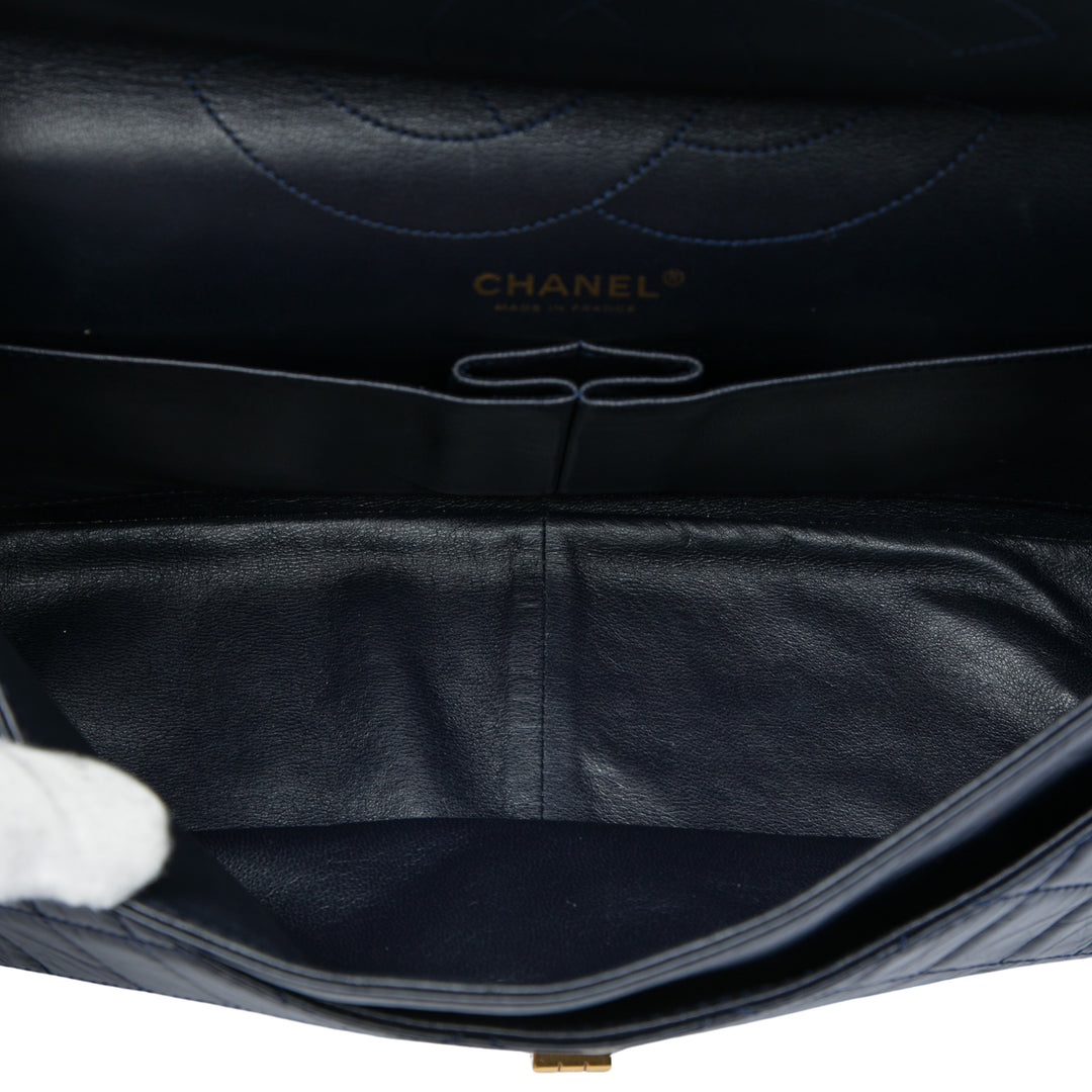 Chanel Matelassé vieilli Reissue 2.55 Double rabat 227 Cuir de veau Bleu – vue 4 – GABY PARIS