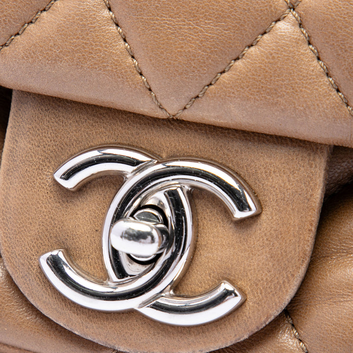 Chanel Medium Matelassé Cuir d'agneau Coco Rain à rabat