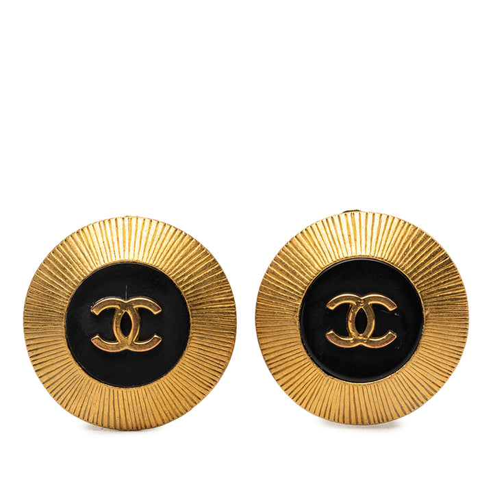 Chanel CC plaqué Émail Bouton À clip Boucles d'oreilles Noir – vue principale – GABY PARIS