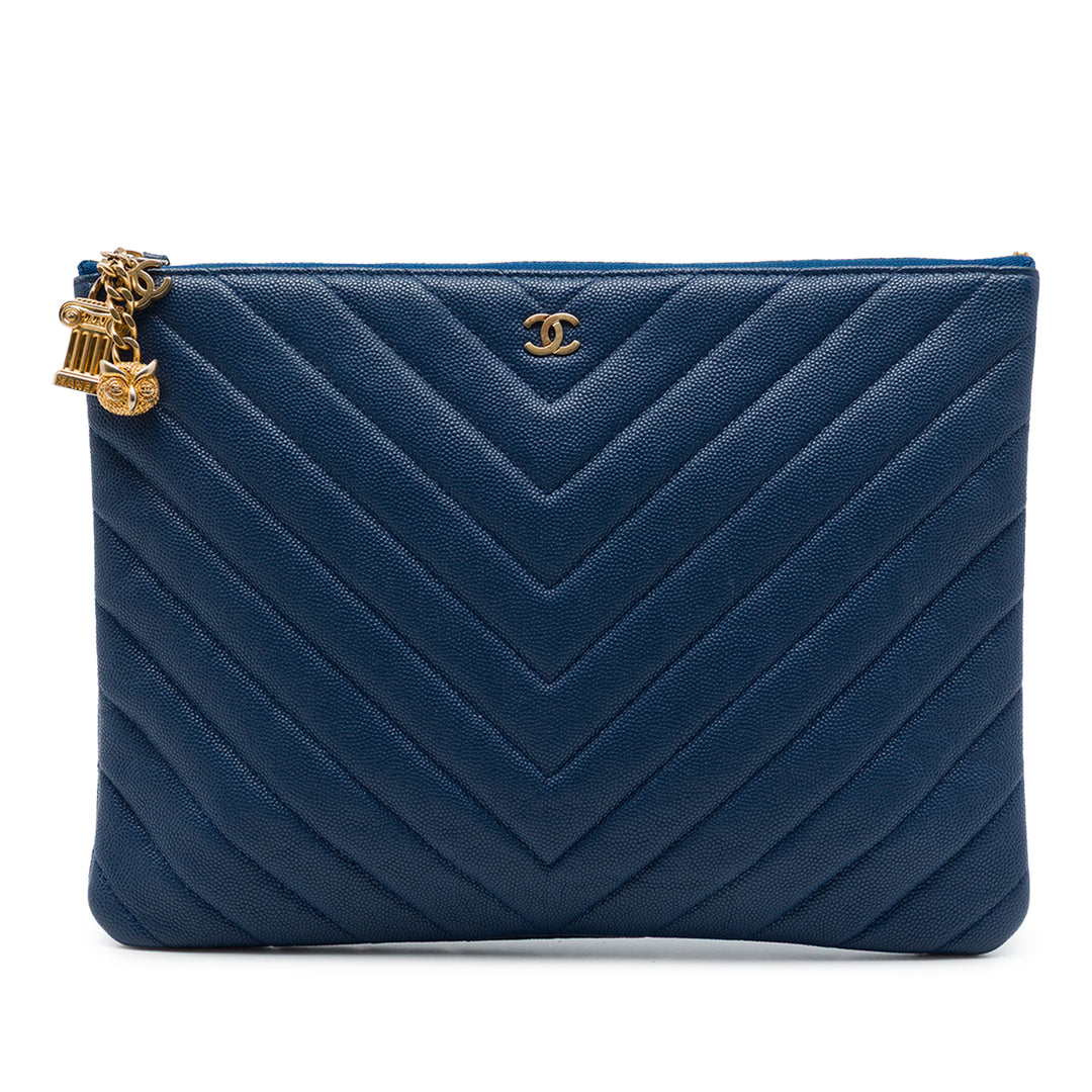 Chanel Chevron Ancient Greek Charms O Étui Pochette Moyen Cuir caviar Bleu – vue principale – GABY PARIS