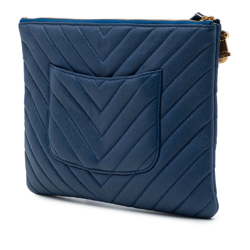 Chanel Chevron Ancient Greek Charms O Étui Pochette Moyen Cuir caviar Bleu – vue 2 – GABY PARIS