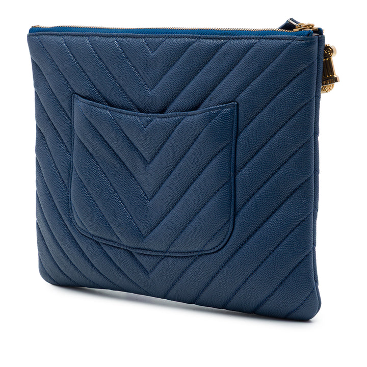 Chanel Chevron Ancient Greek Charms O Étui Pochette Moyen Cuir caviar Bleu – vue 2 – GABY PARIS