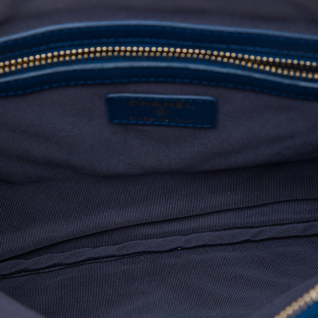 Chanel Chevron Ancient Greek Charms O Étui Pochette Moyen Cuir caviar Bleu – vue 4 – GABY PARIS
