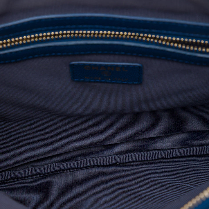 Chanel Chevron Ancient Greek Charms O Étui Pochette Moyen Cuir caviar Bleu – vue 4 – GABY PARIS