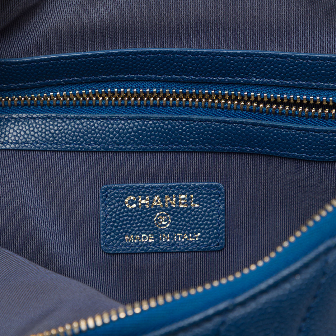 Chanel Chevron Ancient Greek Charms O Étui Pochette Moyen Cuir caviar Bleu – vue 5 – GABY PARIS