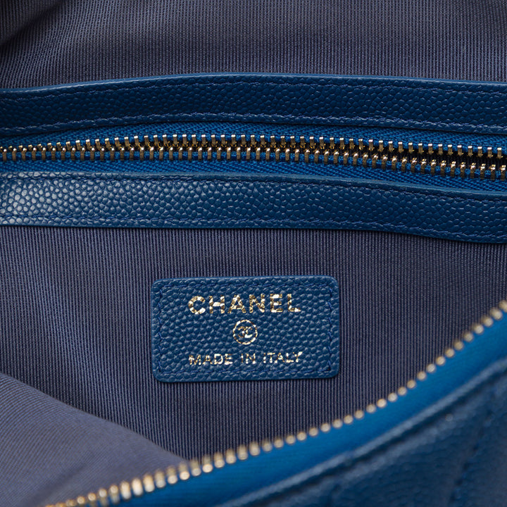 Chanel Chevron Ancient Greek Charms O Étui Pochette Moyen Cuir caviar Bleu – vue 5 – GABY PARIS