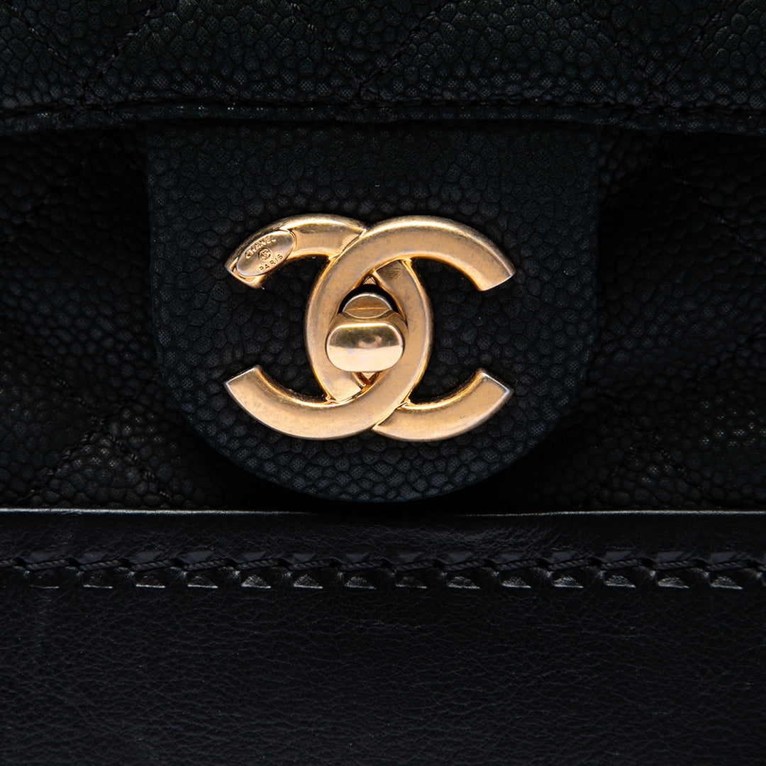 Chanel Matelassé Iridescent Caviar Globe Trotter Vanity avec chaîne