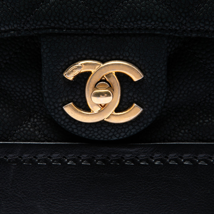 Chanel Matelassé Iridescent Caviar Globe Trotter Vanity avec chaîne