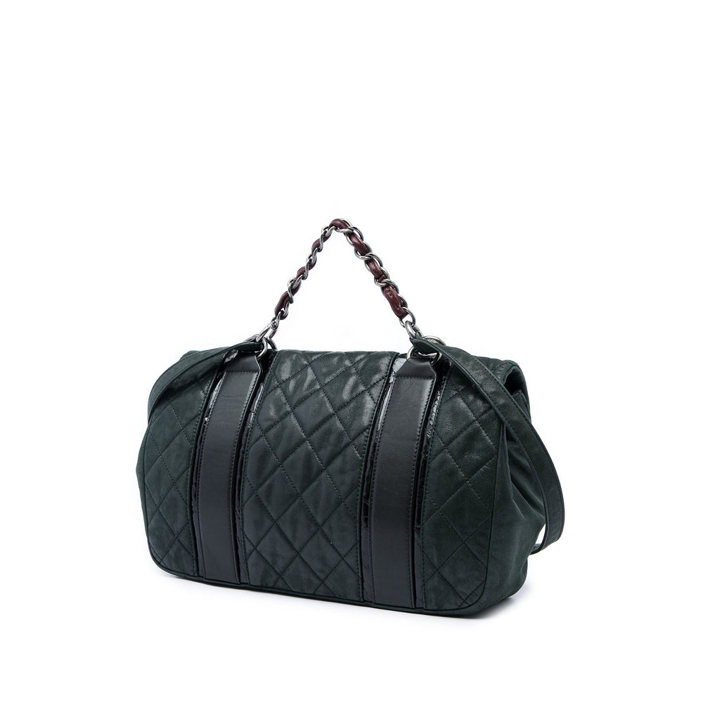 Chanel Matelassé Irisé In The Mix Messenger à rabat Cuir de veau Gris – vue 2 – GABY PARIS