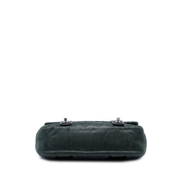 Chanel Matelassé Irisé In The Mix Messenger à rabat Cuir de veau Gris – vue 3 – GABY PARIS