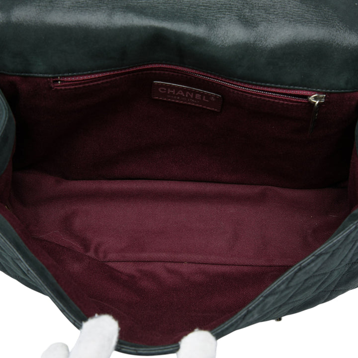Chanel Matelassé Irisé In The Mix Messenger à rabat Cuir de veau Gris – vue 4 – GABY PARIS