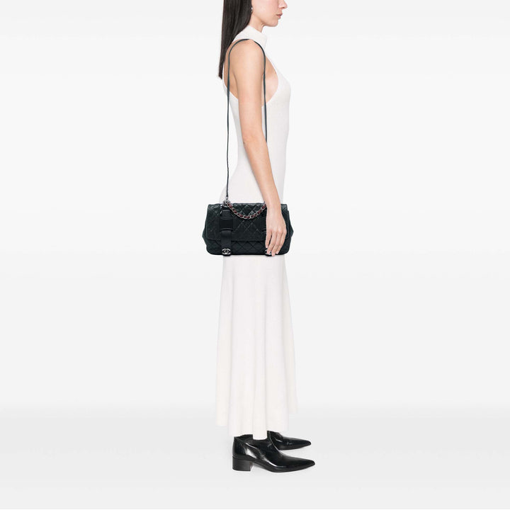 Chanel Matelassé Irisé In The Mix Messenger à rabat Cuir de veau Gris – vue 5 – GABY PARIS