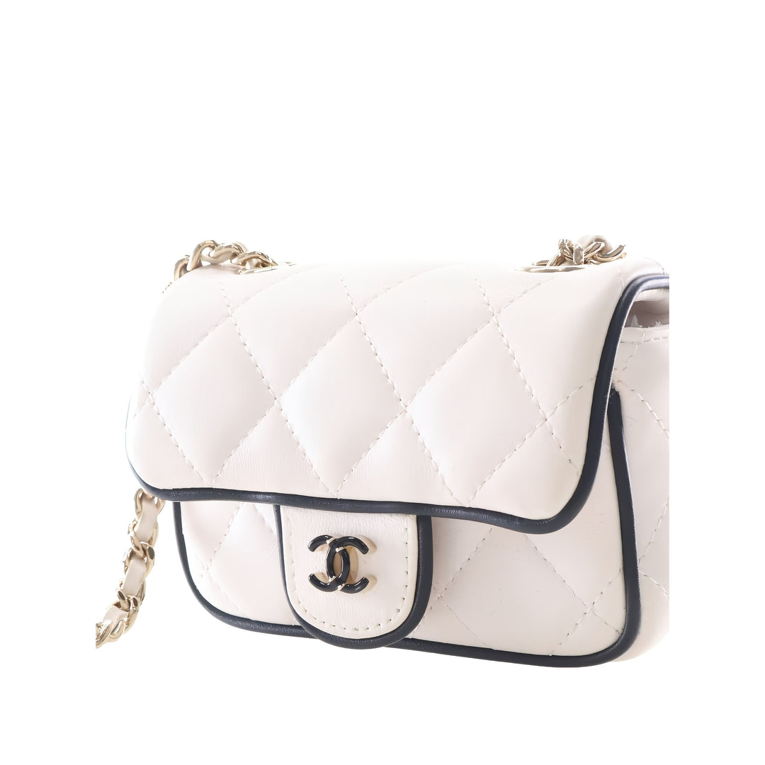 Chanel Pochette Matelassé Resin CC à rabat avec chaîne Cuir d'agneau Blanc – vue 12 – GABY PARIS