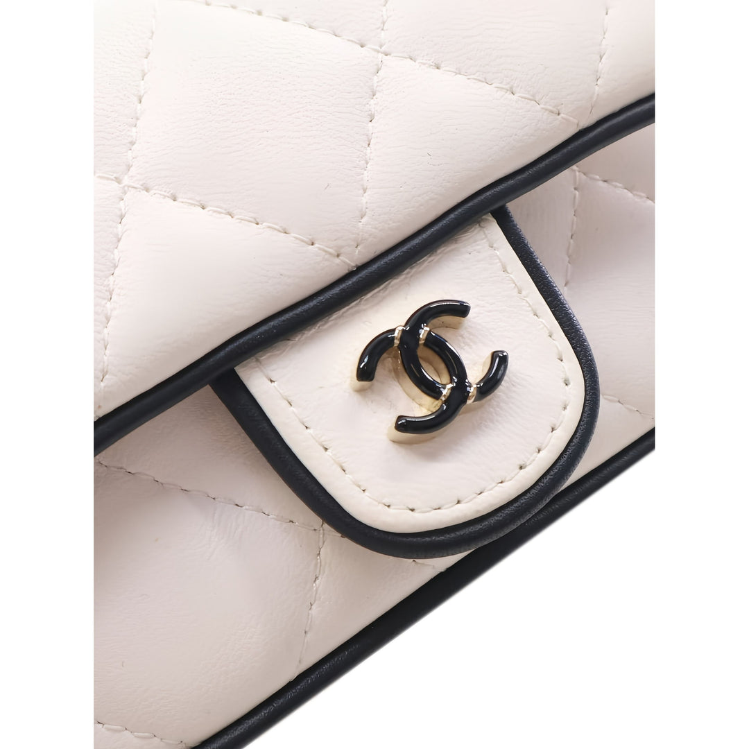 Chanel Pochette Matelassé Resin CC à rabat avec chaîne Cuir d'agneau Blanc – vue 5 – GABY PARIS