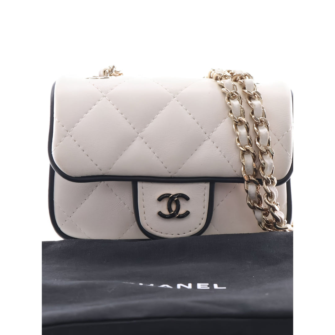Chanel Pochette Matelassé Resin CC à rabat avec chaîne Cuir d'agneau Blanc – vue 6 – GABY PARIS
