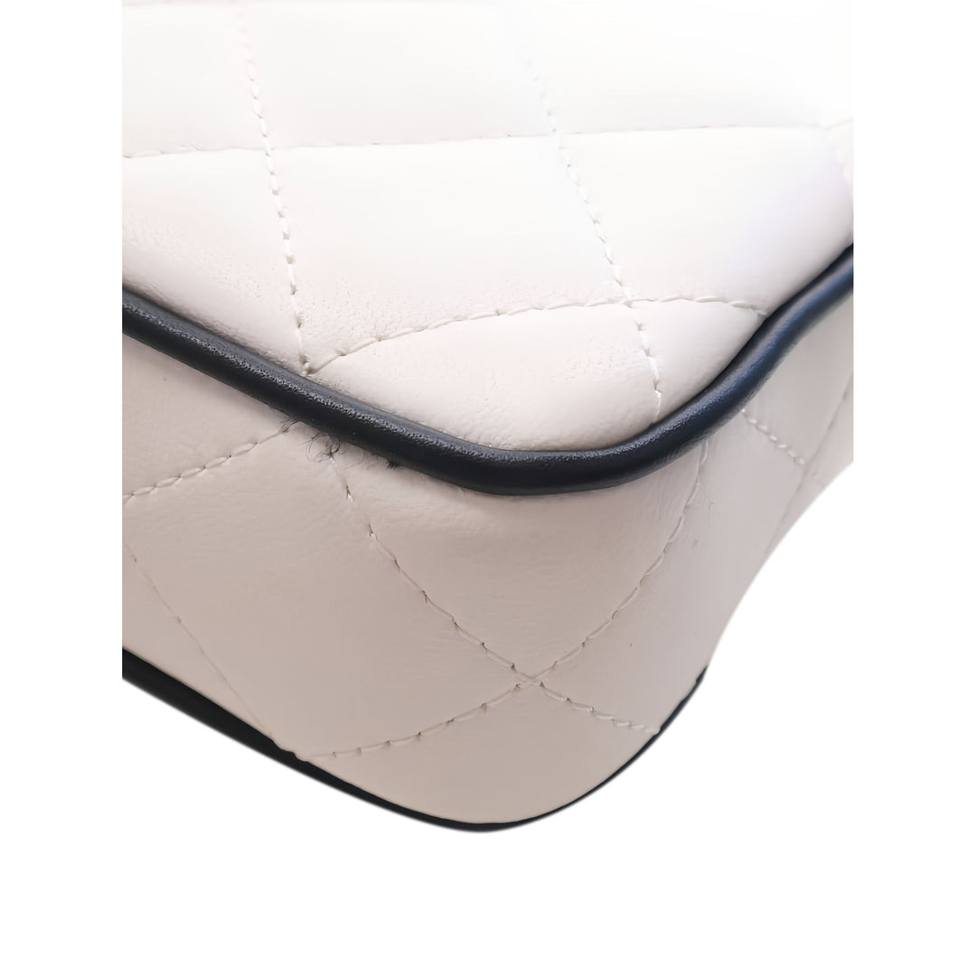 Chanel Pochette Matelassé Resin CC à rabat avec chaîne Cuir d'agneau Blanc – vue 8 – GABY PARIS