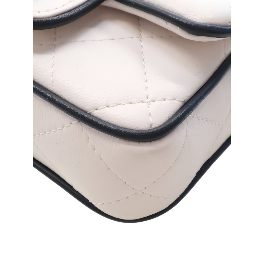 Chanel Pochette Matelassé Resin CC à rabat avec chaîne Cuir d'agneau Blanc – vue 9 – GABY PARIS
