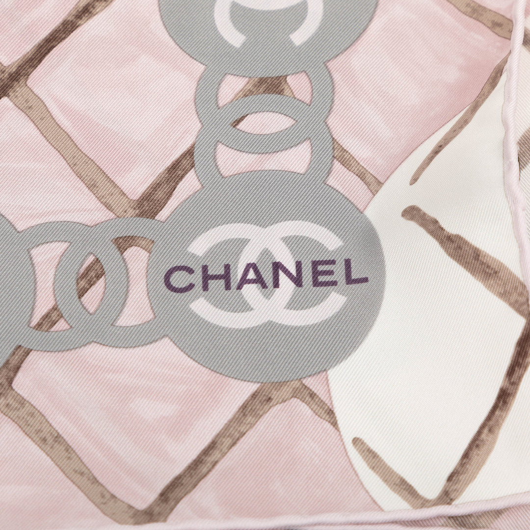 Chanel CC Camellia et Matelassé Printed Soie Foulard 90