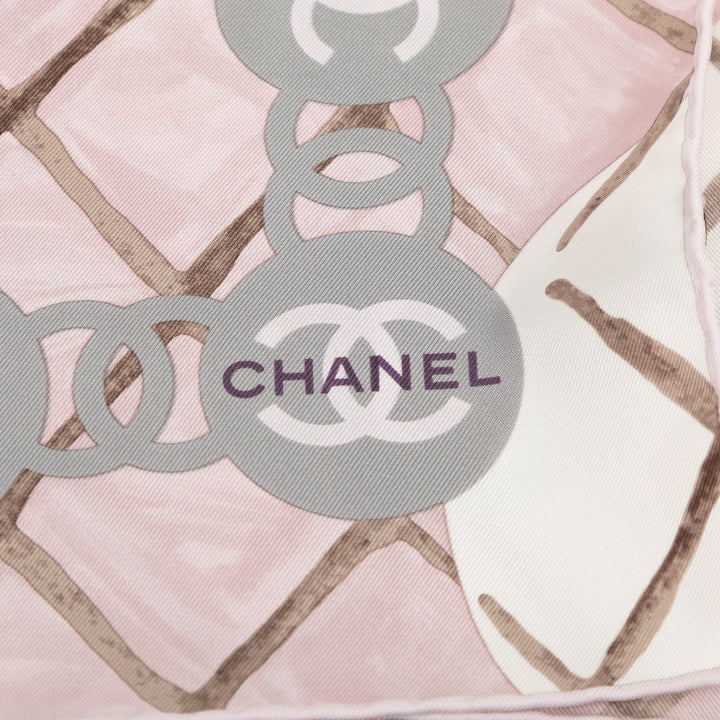 Chanel CC Camellia et Matelassé Printed Soie Foulard 90