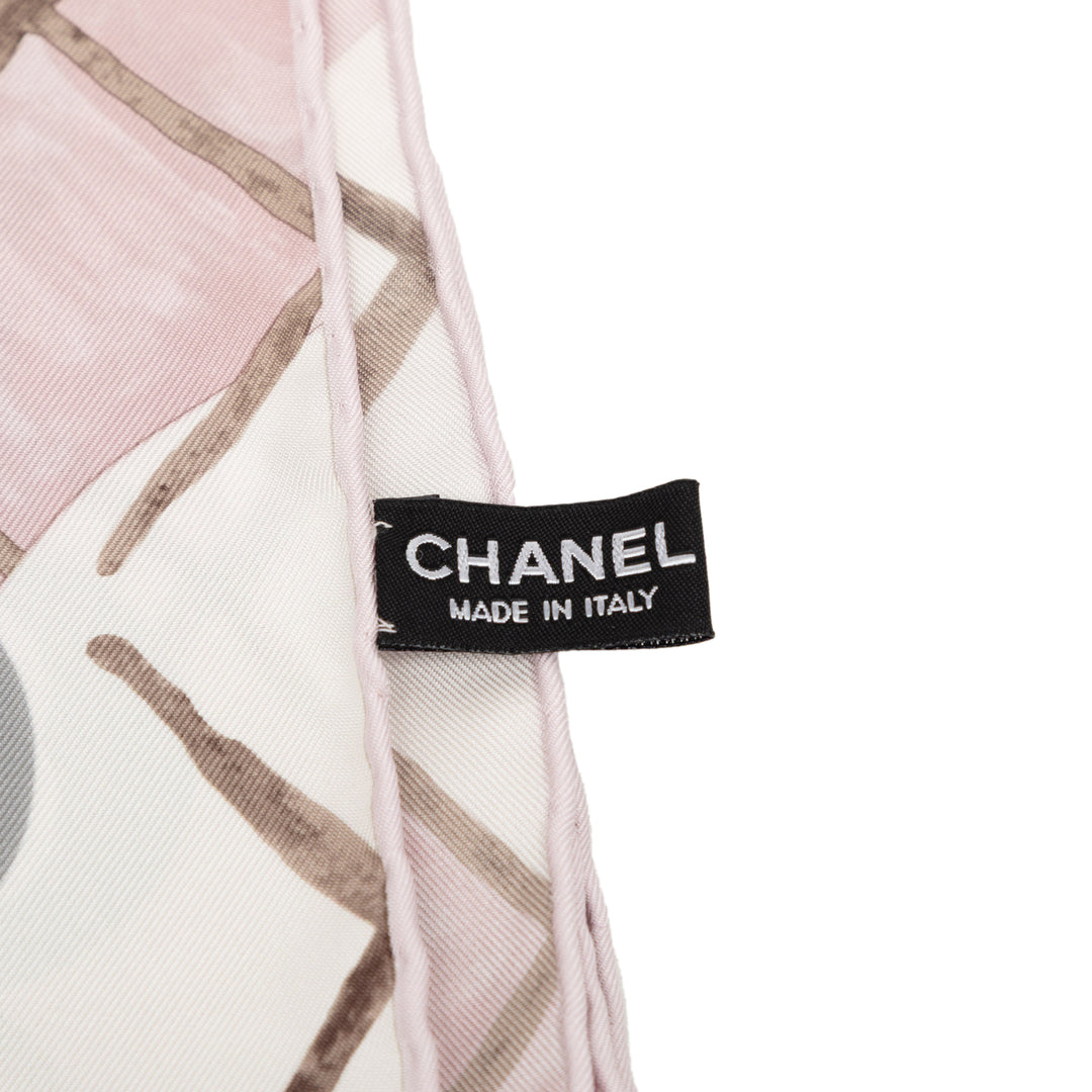 Chanel CC Camellia et Matelassé Printed Soie Foulard 90
