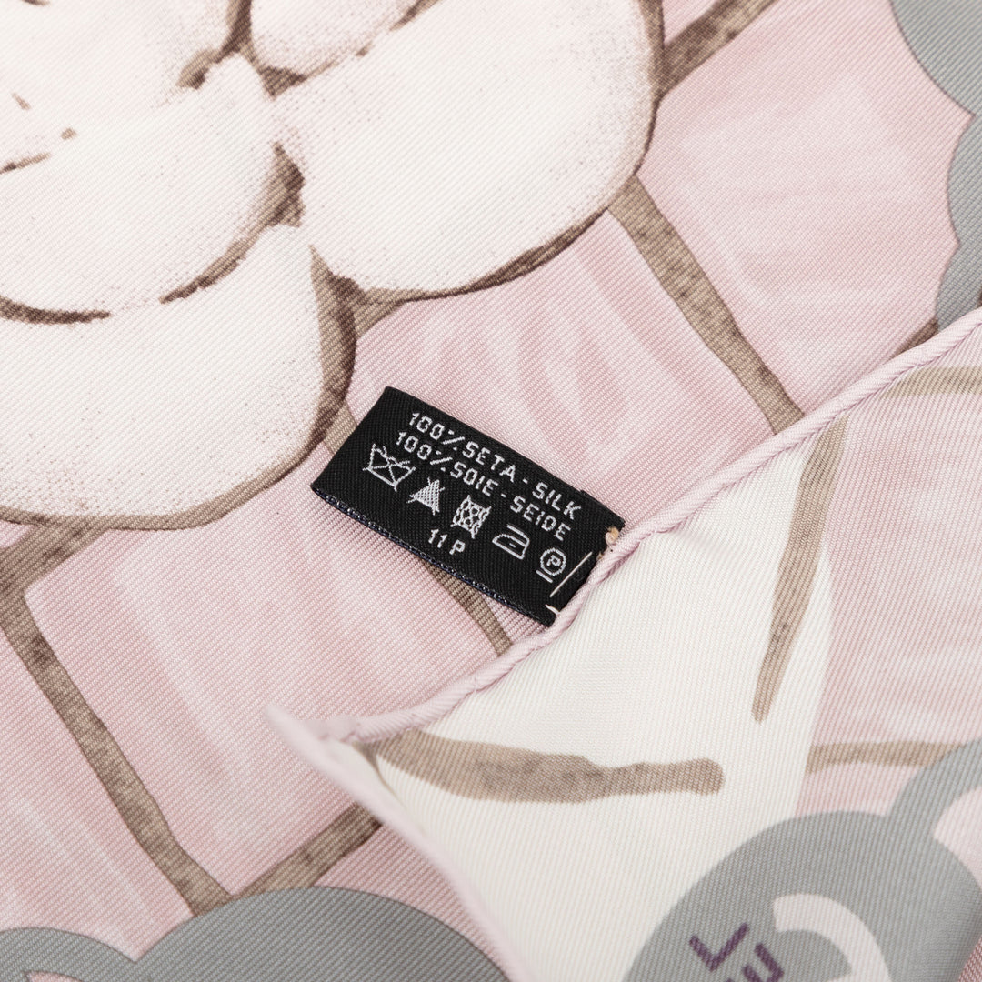 Chanel CC Camellia et Matelassé Printed Soie Foulard 90