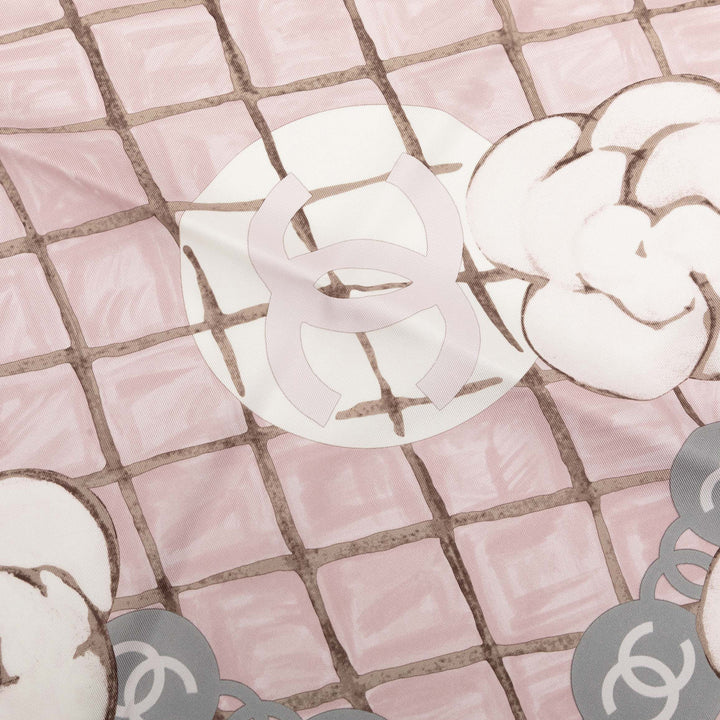 Chanel CC Camellia et Matelassé Printed Soie Foulard 90