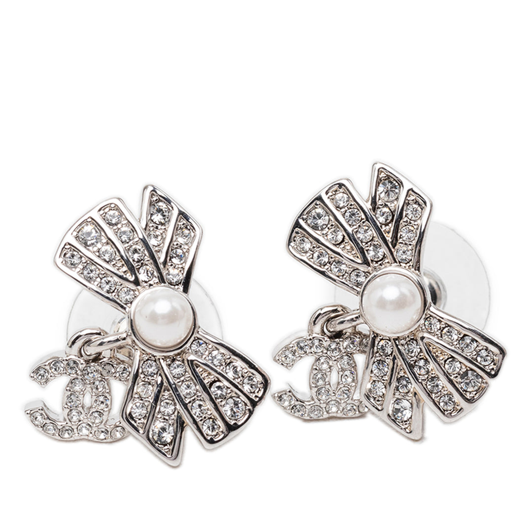 Chanel Brass Strass et Perles fantaisie Bow CC pendantes Bullet Back Boucles d'oreilles Métal