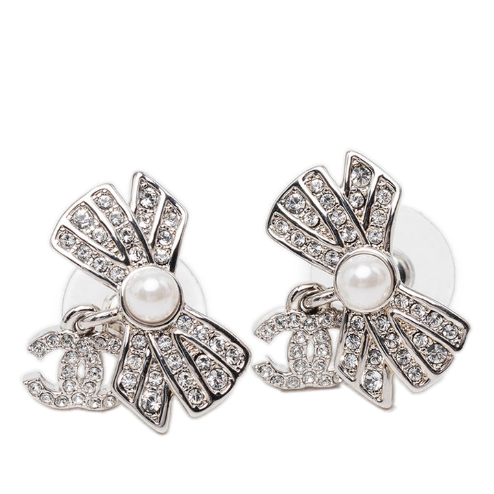 Chanel Brass Strass et Perles fantaisie Bow CC pendantes Bullet Back Boucles d'oreilles Métal