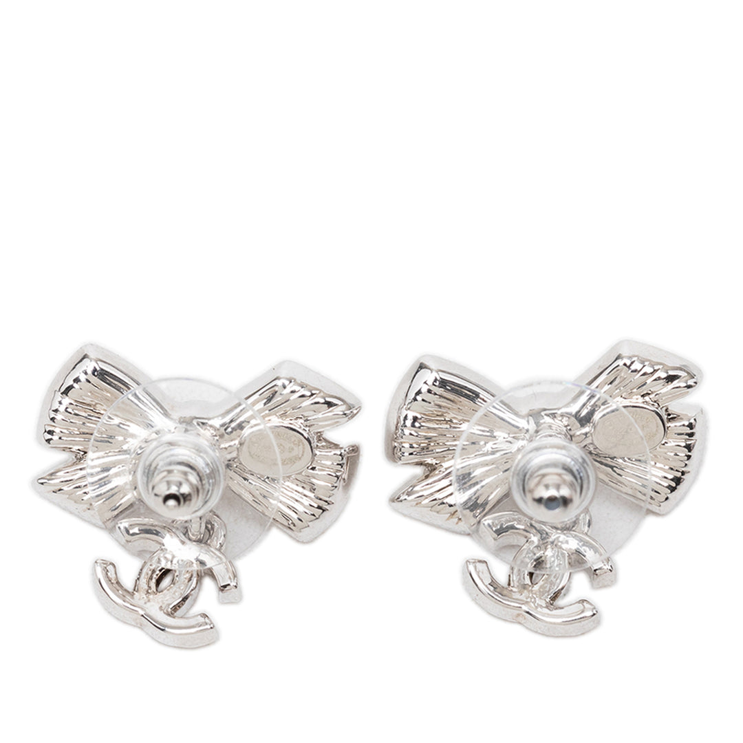 Chanel Brass Strass et Perles fantaisie Bow CC pendantes Bullet Back Boucles d'oreilles Métal