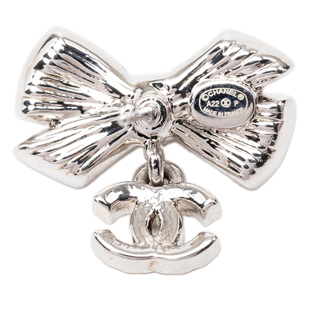Chanel Brass Strass et Perles fantaisie Bow CC pendantes Bullet Back Boucles d'oreilles Métal
