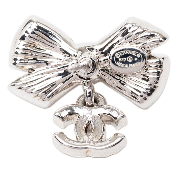 Chanel Brass Strass et Perles fantaisie Bow CC pendantes Bullet Back Boucles d'oreilles Métal