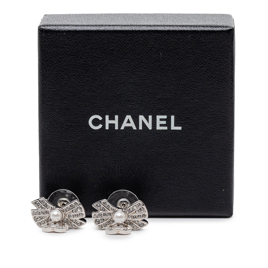 Chanel Brass Strass et Perles fantaisie Bow CC pendantes Bullet Back Boucles d'oreilles Métal