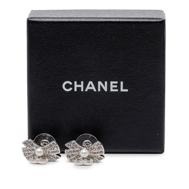 Chanel Brass Strass et Perles fantaisie Bow CC pendantes Bullet Back Boucles d'oreilles Métal