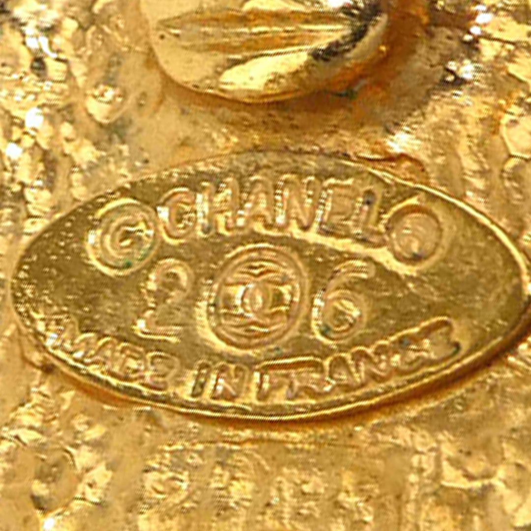 Chanel CC plaqué Crown Ovale À clip Boucles d'oreilles Doré – vue 5 – GABY PARIS