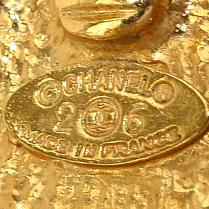 Chanel CC plaqué Crown Ovale À clip Boucles d'oreilles Doré – vue 5 – GABY PARIS
