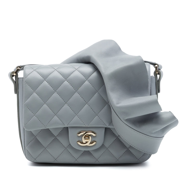Chanel Matelassé Cuir de veau Bolero de Chanel à rabat