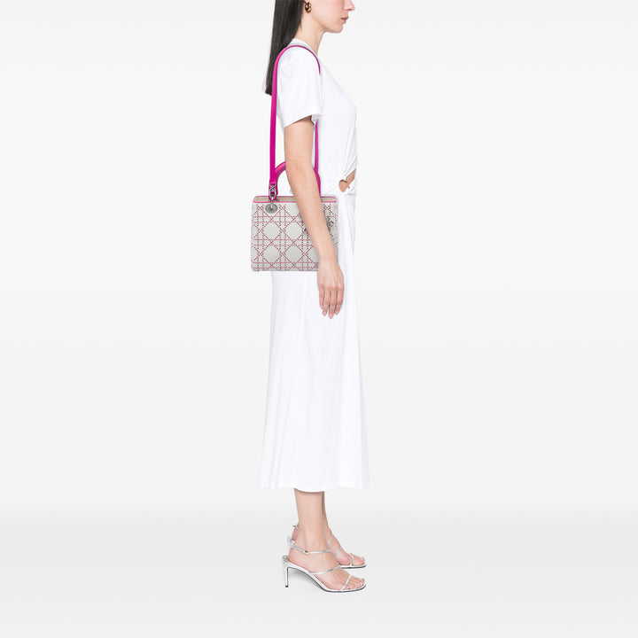 Dior Sac à main Lady Dior Cannage Surpiqué Moyen Cuir d'agneau Rose – vue 5 – GABY PARIS