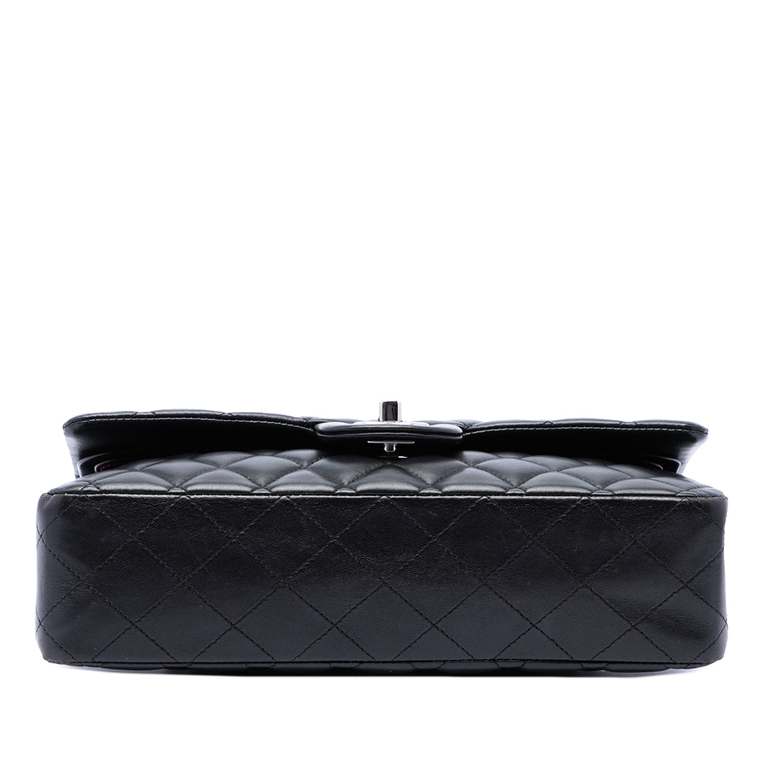 Chanel Sac porté épaule Classic Double rabat Moyen Cuir d'agneau Noir – vue 3 – GABY PARIS