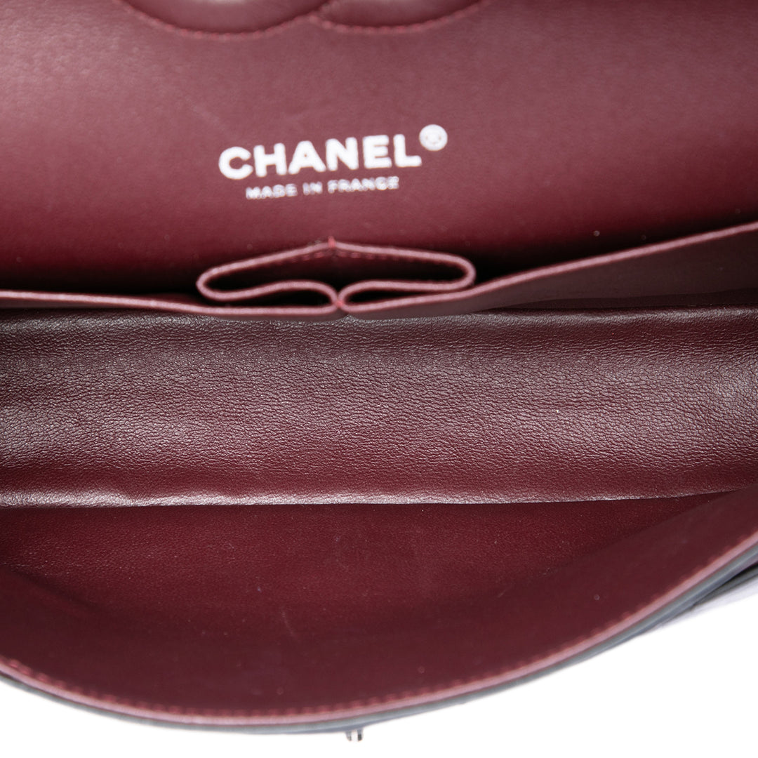 Chanel Sac porté épaule Classic Double rabat Moyen Cuir d'agneau Noir – vue 4 – GABY PARIS